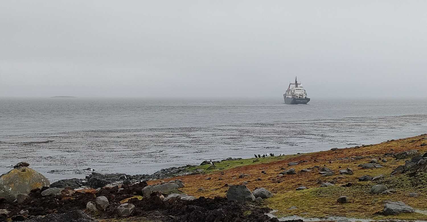 Le Marion Dufresne s’en va dans la brume.