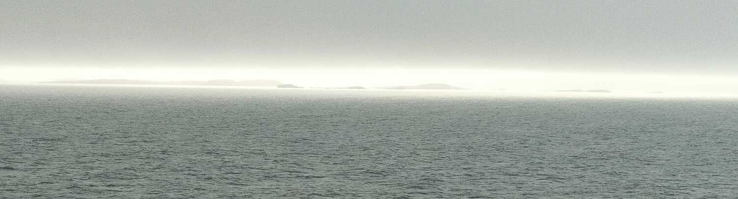 Premières côtes de Kerguelen vues depuis le Marion.