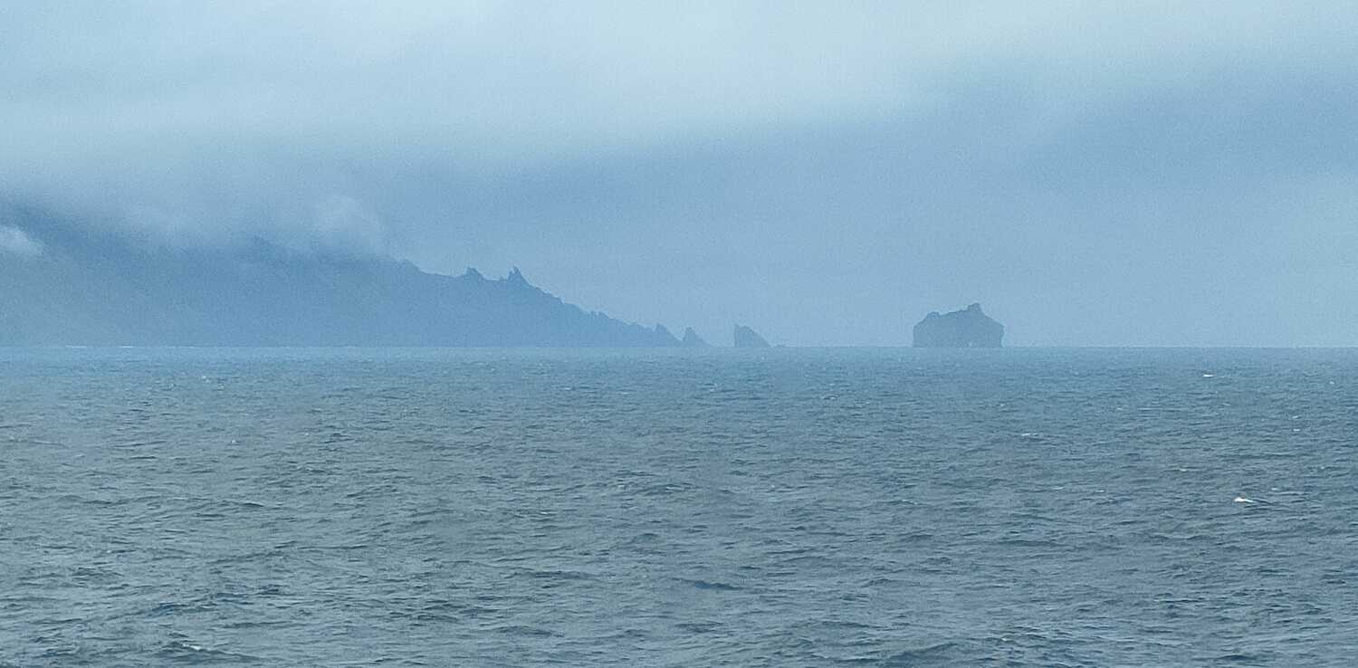 Les premières terres de Crozet dans la brume