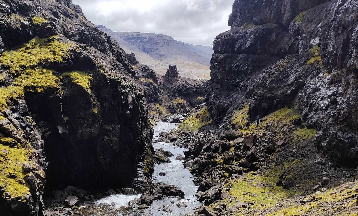 Vue sur une rivière du val.